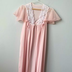 Vintage Silky Night Robe with Ruffled Sleeves and Lace Details Size Medium